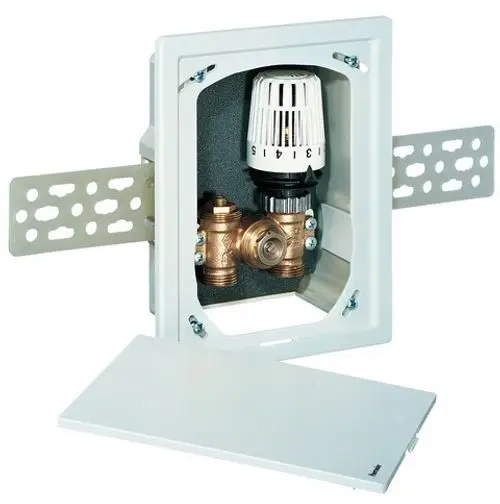 Multibox mit innenliegendem Regel- und Thermostatventil, eingebaut in eine weiße Wandmontage. Hersteller IMI Hydronic Engineering.